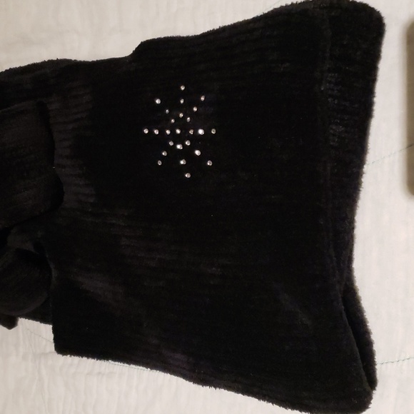 Black Hat, Scarf and Gloves Set - Picture 4 of 12